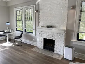 Historic Main Pool House Retreat w Parking - Image 3