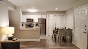 King 2 Bed 2 Bath Apt with Pool /5 min walk to NRG - Image 3