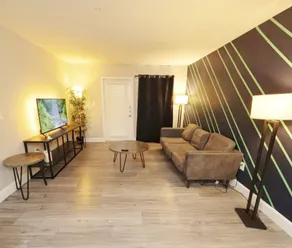 King 2 Bed 2 Bath Apt with Pool /5 min walk to NRG - Image 2