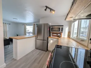 EasyAccess Entire 3BR House Near Airport & Center - Image 3