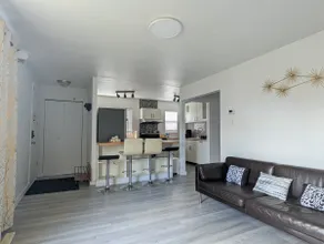 EasyAccess Entire 3BR House Near Airport & Center - Image 2