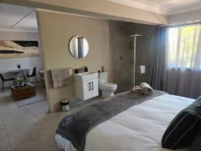 Home at 6 self-catering apartment in prime Ferncliffe - Image 4