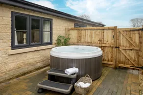 New Market - Modern Stay in Cotswolds with Hot Tub - Image 2