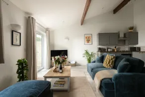 New Market - Modern Stay in Cotswolds with Hot Tub - Image 4