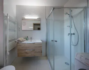 Stylish & Modern Studio Accommodation -Duna apartment - Image 3