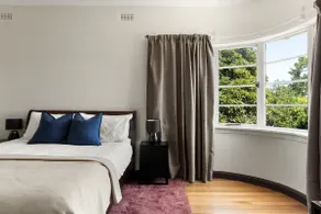 Streamline Moderne apartment w/ dedicated parking - Image 5