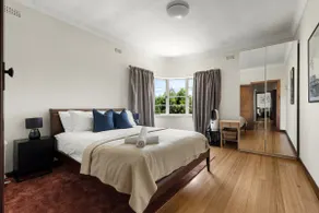 Streamline Moderne apartment w/ dedicated parking - Image 3