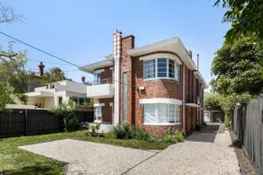 Streamline Moderne apartment w/ dedicated parking - Image 2
