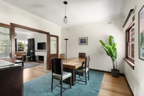Streamline Moderne apartment w/ dedicated parking - Image 4