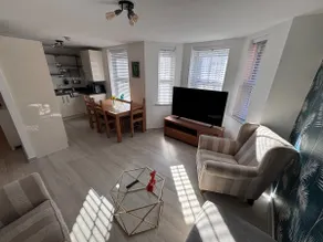 Contemporary 2-Bed Apartment with Parking Bedford - Image 5