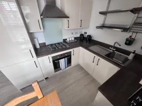 Contemporary 2-Bed Apartment with Parking Bedford - Image 3