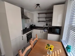 Contemporary 2-Bed Apartment with Parking Bedford - Image 4