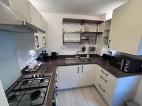 Contemporary 2-Bed Apartment with Parking Bedford - Image 2