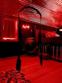 Redwood | Adults Only | Intimate, red room retreat - Image 2