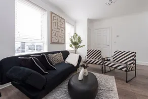 Lush 2 Bed Home I Free Parking I Near Chatham Dock - Image 3