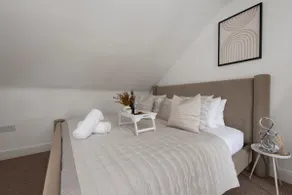 Lush 2 Bed Home I Free Parking I Near Chatham Dock - Image 4