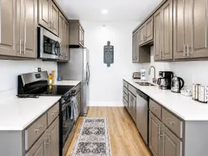 Luxury New-Build Suite • Downtown • Convention - Image 5