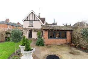 The Walled Garden: Cosy 3-Bed Alfriston Cottage - Image 2
