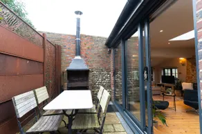 The Walled Garden: Cosy 3-Bed Alfriston Cottage - Image 3