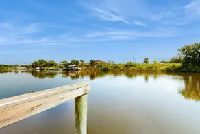 Relax & Recharge: Waterfront Getaway Oasis - Image 3