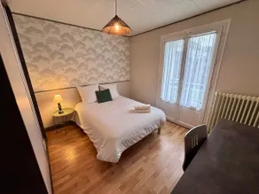 Lovely 3-Bedroom House with Free Parking - Image 2