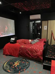 Hollywood Spa and Private Cinema Studio Apartment - Image 5