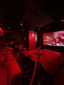 Hollywood Spa and Private Cinema Studio Apartment - Image 3