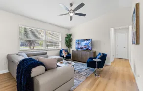 Luxury 5 STAR-2 min drive to DT- Steps to Lake - Image 4