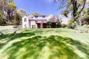 Spacious Home with Sprawling Yard - Image 5