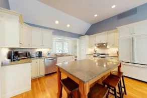 Spacious Home with Sprawling Yard - Image 2