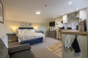 Large Studio with Parking Kitchen and Bathroom DE1 - Image 2