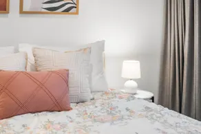 Stylish 1BR CBD Stay, Lake View, Gym n Parking - Image 3