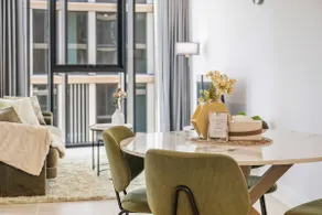 Stylish 1BR CBD Stay, Lake View, Gym n Parking - Image 4