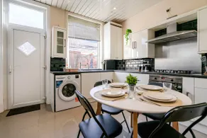 2BR Sleeps 6, Oldham, Free Parking, Fast WiFi - Image 5