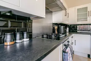 2BR Sleeps 6, Oldham, Free Parking, Fast WiFi - Image 4