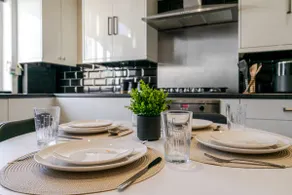2BR Sleeps 6, Oldham, Free Parking, Fast WiFi - Image 2