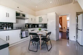 2BR Sleeps 6, Oldham, Free Parking, Fast WiFi - Image 3