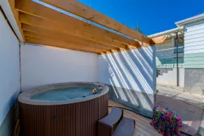 3 Bedroom House-Hot Tub-Skyline Views-Saddledome - Image 4