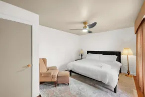 Restored vintage home, perfect for groups. - Image 2