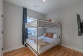 Pristine Pad, Sleep 12, Free parking, 3BRs, 10%OFF - Image 5