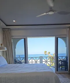 Ocean Rhythms II- New, Stylish Oceanfront 888 Studio - Image 2