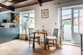 Designer Apartment - Central Luton - Image 2