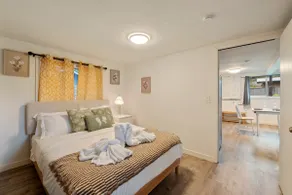 Charming 1BR/1BA Cottage @Lynnwood - Image 3