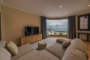 Luxury Villa with Hot Pool and Bridge View - Image 3