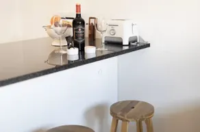 Central & modern 1-bedroom studio - Image 4