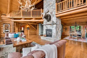Luxury log cabin, hot tub, 30 mins to Lake George - Image 2