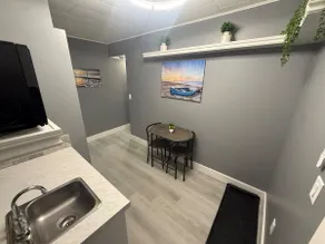 #4 Fully renovated. Lake view oasis. - Image 5