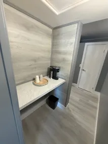#4 Fully renovated. Lake view oasis. - Image 4