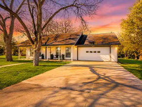 Stunning Rivrefront 3BR with Hot tub, water view! - Image 2