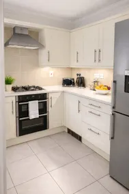 3BR Cambridge Home Garden Dual Parking Free Wifi & Parking - Image 3